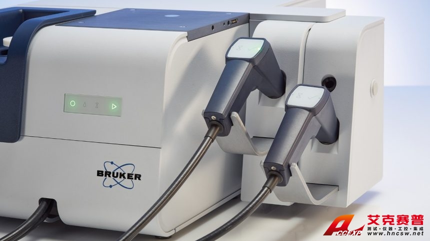 光纖探頭可以直接測量容器中的樣品,例如在倉庫中。可以同時連接兩個不同的探頭,用于測量固體和液體。