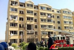 遼寧大連蘭花小區煤氣爆炸，消防員利用氣體檢測儀進行救援